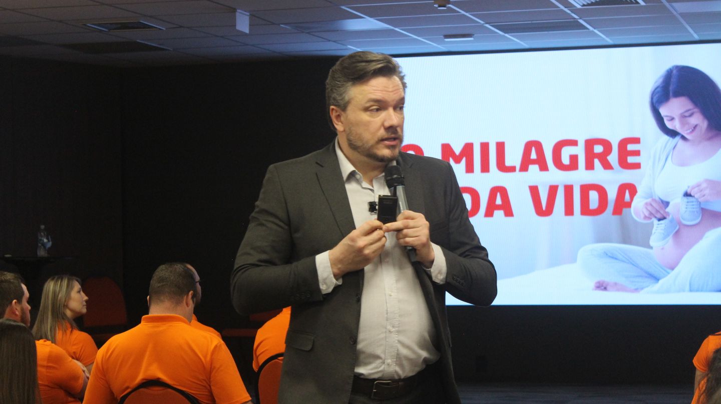 Diego Knebel palestrando para audiência corporativa